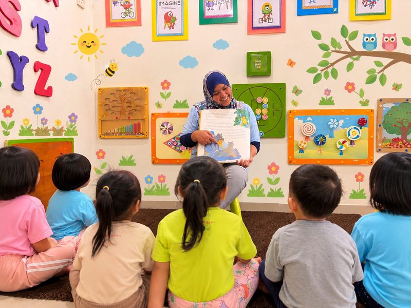 Kanak-kanak belajar tentang gambar dalam kelas RightStart